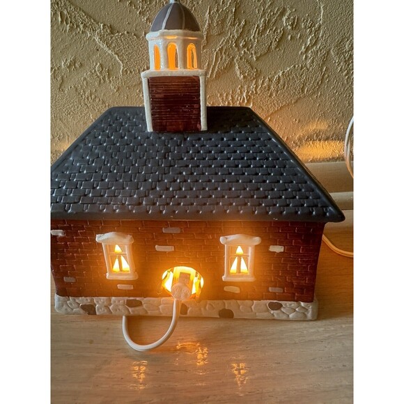 Yuletide Snow Hamlet Merry Town Station Ceramic‎ Christmas Village Lights Up - Picture 3 of 13